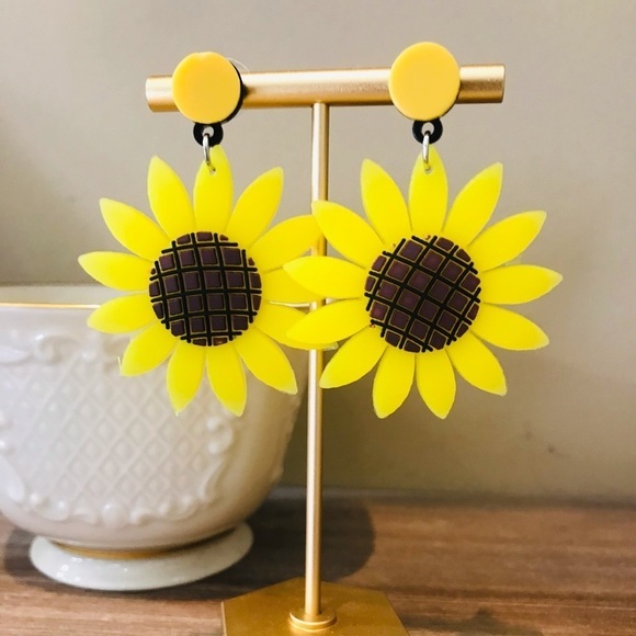 Woman's Boho  Pretty Lightweight Sunflower Statement Dangle Earrings - Picture 4 of 5